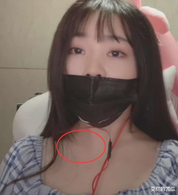 「呆妹儿」小团团为证明身材好,努力憋气展现完美锁骨,看到细节后网友笑了