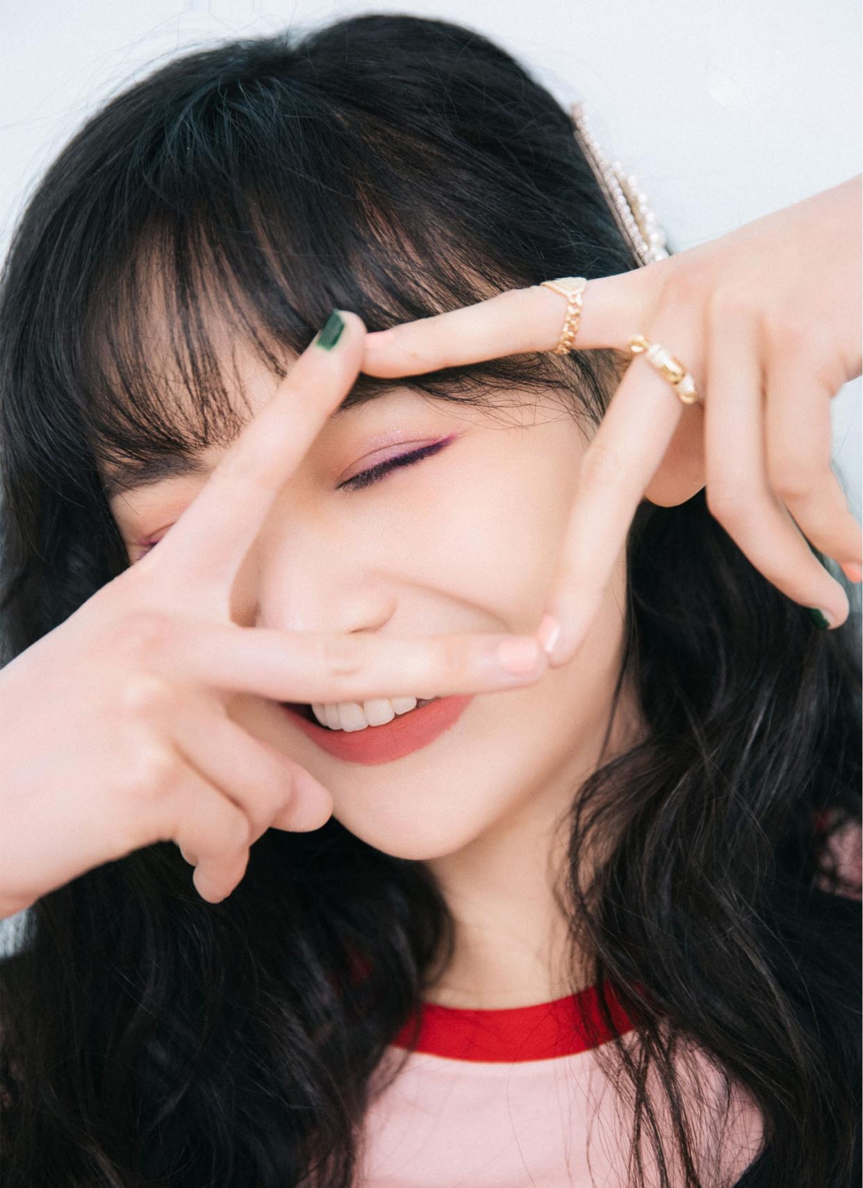 发型：郑爽换新发型了，“空气刘海+羊毛卷”，减龄又时髦，美成小仙女