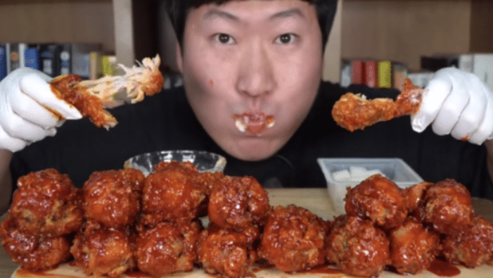 火山|大胃王吃35个“火山鸡腿”，拿起一看却露馅了，网友：谁信谁傻！