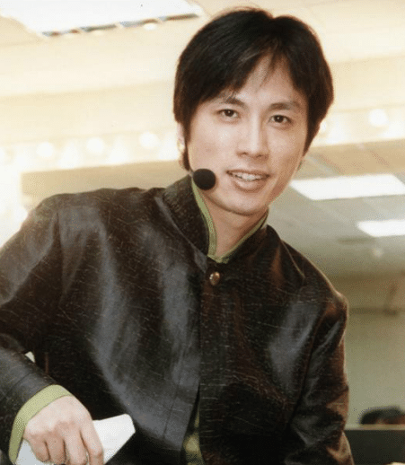 【】他虽然长得丑，却才华爆灯，香港人称他为“神”，无数人为他疯狂