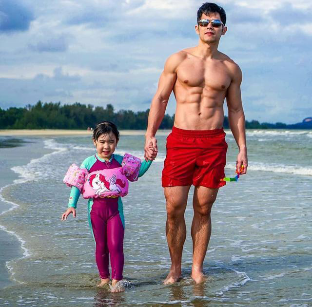 「徒手健身」他酷似周杰伦，长期在家带娃，徒手健身练出一副肌肉身材