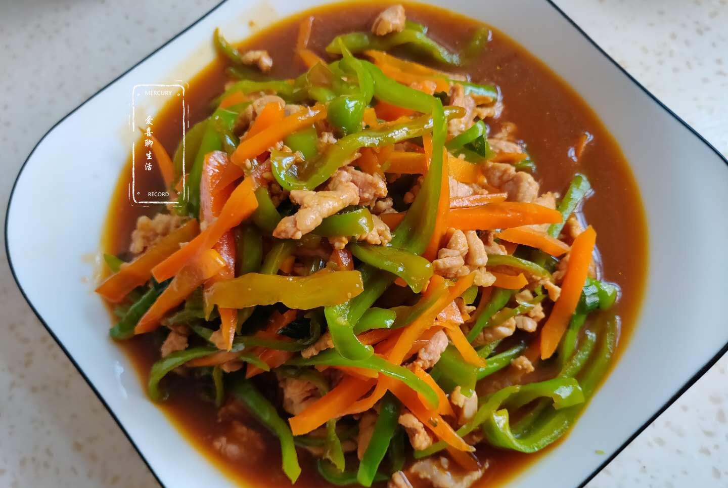 『胡萝卜』辣椒炒肉丝不要总是清炒，加入它一起炒鲜嫩脆爽，上桌总是先吃光