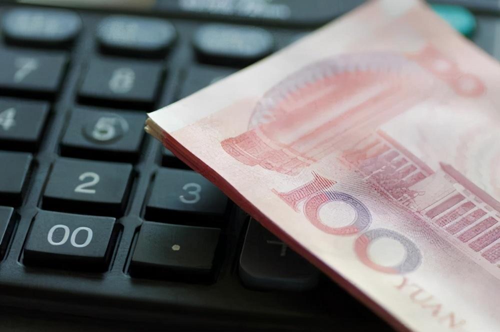 客服|员工不接受降薪，被人拿灭火器猛砸 涉事高管：他一个月工资一万五