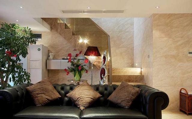 海陆晒出自己家的豪宅，客厅配个宫廷式沙发，大床却是普通木板床