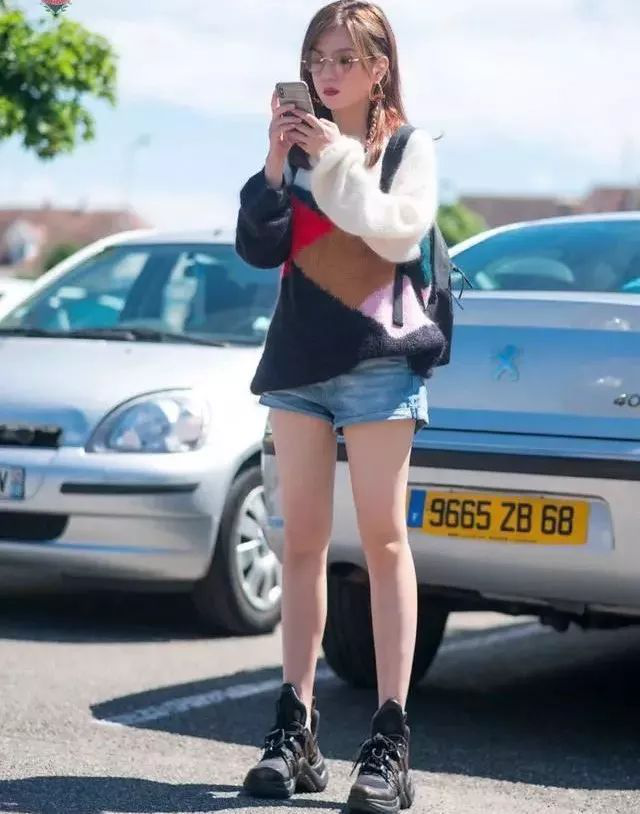 「赵薇」赵薇颜值重回《还珠》巅峰 ，穿搭功力大大提升，43岁还充满少女感