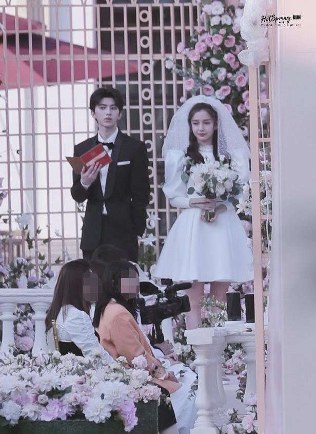 「关晓彤」关晓彤baby同穿婚纱录《跑男》却被喊话显壮硕，网友：脖子短肩宽显壮