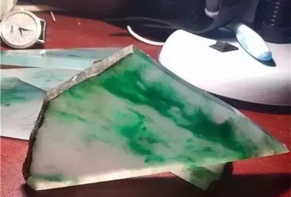 [飘花翡翠]高冰飘花翡翠被大叔“大胆”全做了平安扣，围观者偷笑奇蠢如猪，