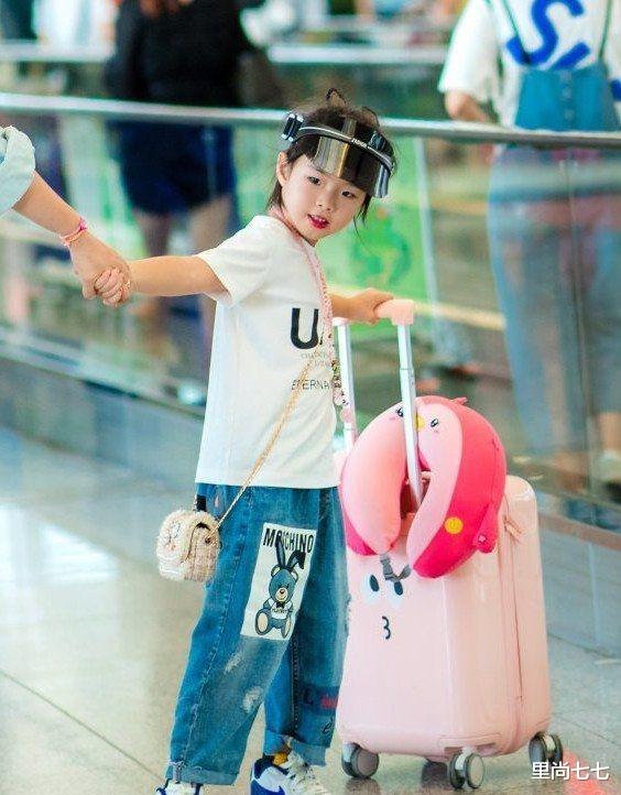 黄奕■黄奕带女儿走机场,女儿被香奈儿打扮亮眼,还和妈妈涂一样的红唇