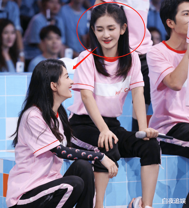 赵丽颖|赵丽颖做客《快本》，摄影师抓拍镜头下，谁留意谢娜看她的眼神？