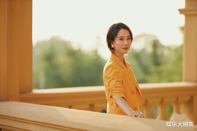 #西装#海清气质与美貌并存，穿淡黄色西装配短马尾，随性优雅明艳动人