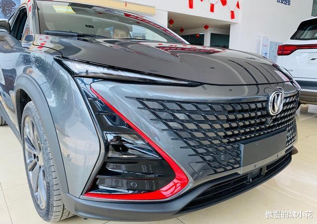 【长安汽车】长安“UNI-T”正式进店，造型设计堪比外星科技，还看啥合资车！