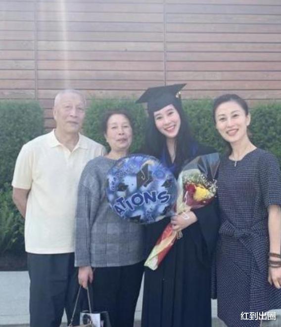 杨子|杨子大女儿哈佛毕业后，晒百万豪车钥匙，18岁颜值比肩黄圣依