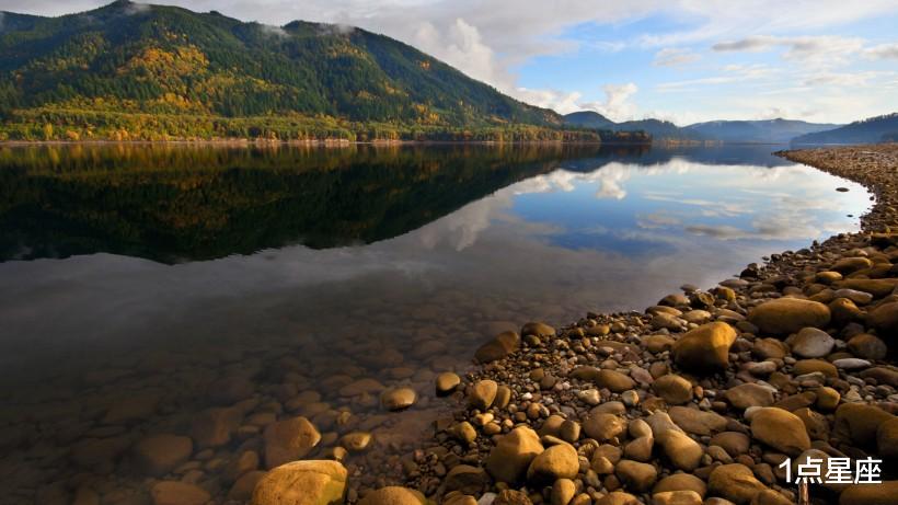 『摩羯座』在爱情里，洁身自好的星座，从不滥情，只对喜欢的人好