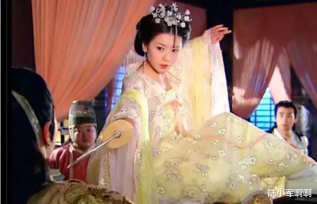 贾静雯|她有3个孩子，赔前夫2600万，如今再嫁小9岁丈夫被宠成孩子