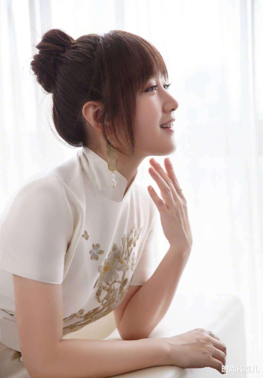 『杨钰莹』48岁杨钰莹真年轻，穿中国风白裙优雅减龄，剪齐刘海美得像28岁！