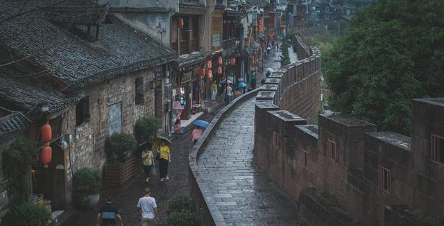 凤凰古城|凤凰古城“凉了”，国庆第一天景区游人寥寥可数，你还愿意去吗？