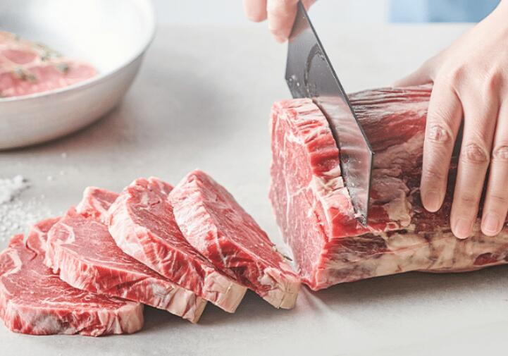 牛排|吃牛排时，盘子里的煎蛋不是用来吃的？服务员：吃掉的人太土了