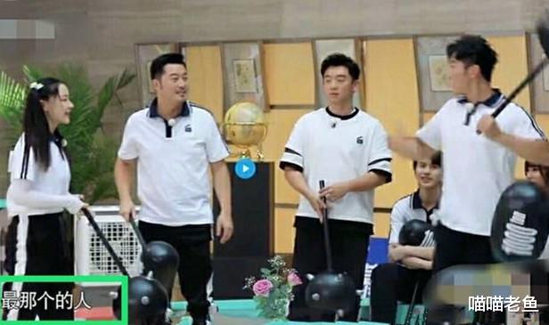 柳岩|《跑男》李晨在胸前比划形容柳岩“最那个的人”,引网友怒批