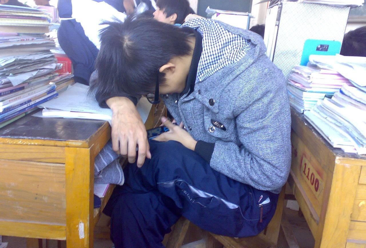 |初中生不应该有手机？班主任：不能只看坏处，没手机的孩子吃大亏