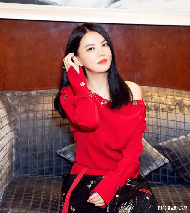 李湘|?李湘重回主持界，身形苗条瘦身成功，穿印花衬衫搭西装气场强大