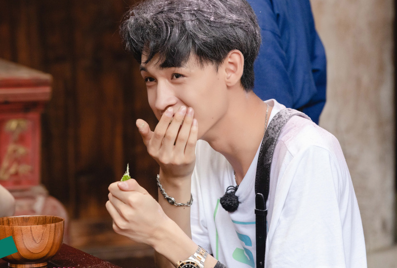 秦霄贤|《德云斗笑社》预告，秦霄贤蹦迪出场，被师兄“迫害”惨到想妈妈