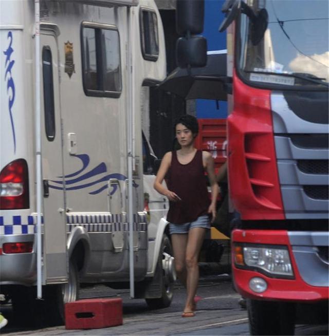 「穿衣搭配」马伊琍这身穿搭暴露中年女性日常状态，虽然“油腻”，但是接地气