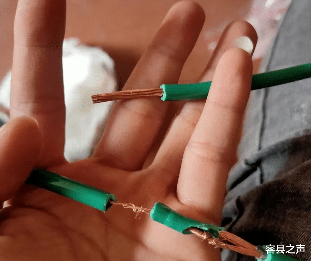 容县之声|新骗局！广西一男子买4平方的铜线，却发现只有前后是，中间为0.5平方！