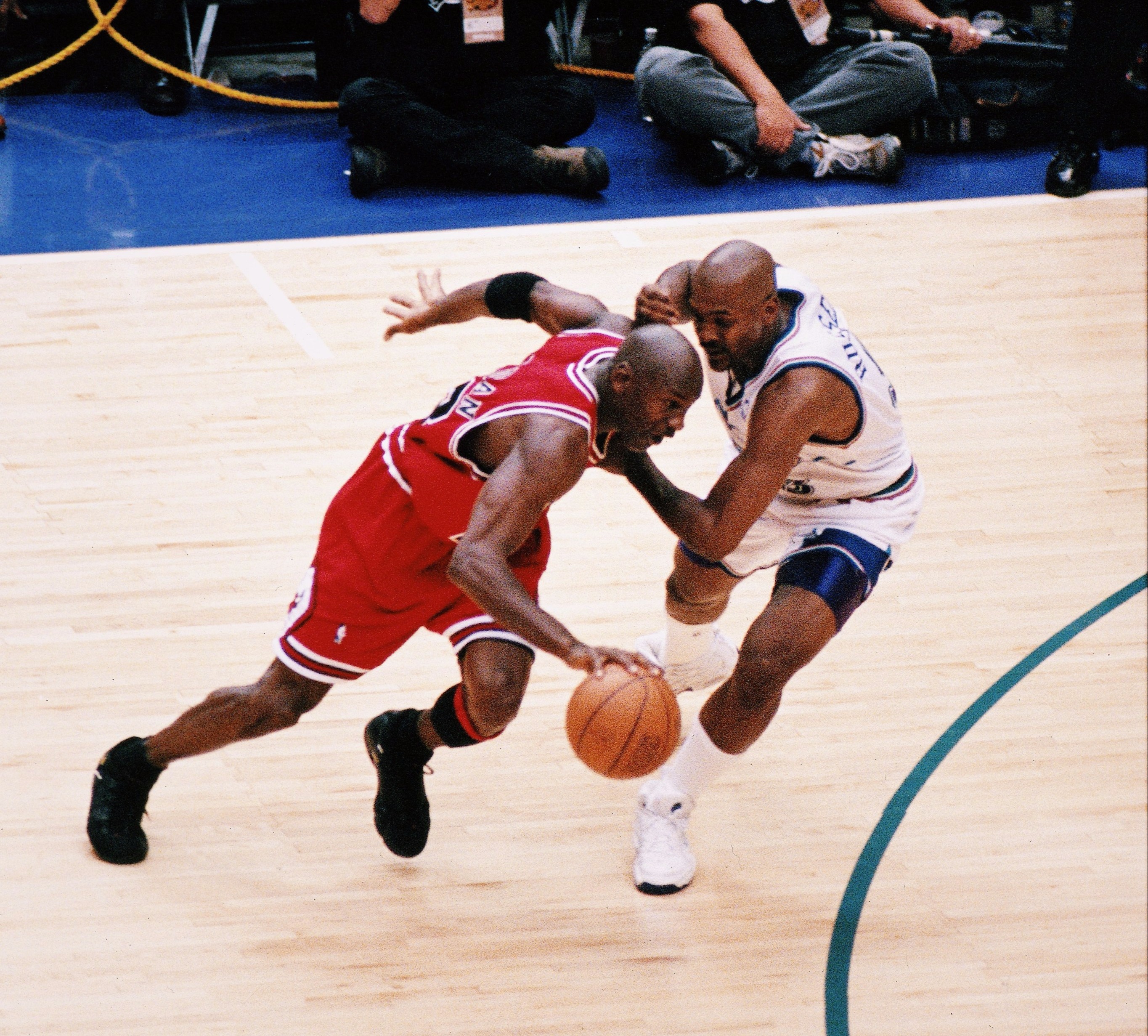 迈克尔·乔丹|98年夺冠夜,皮蓬8分,罗德曼7分,那乔丹呢?名记:詹姆斯永远比不了