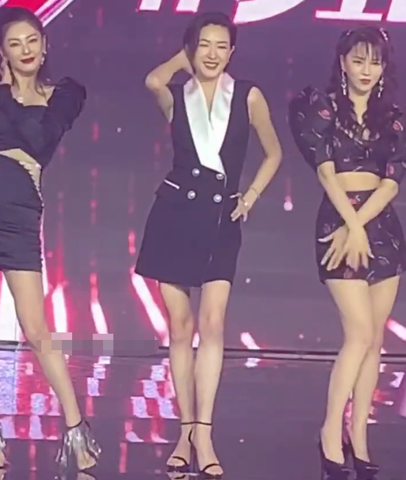 【黄圣依】《乘风破浪的姐姐》集体跳舞，大家普通打扮，唯独黄圣依穿的最抢眼