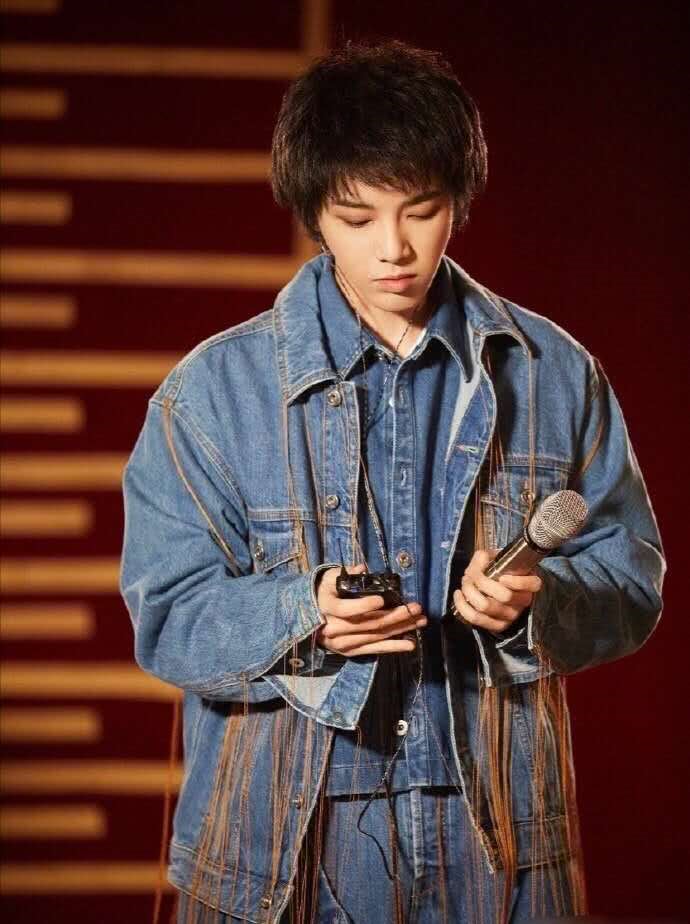 【华晨宇】《歌手》排名两期垫底，被音乐学院副教授质疑，华晨宇做出了回应