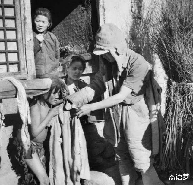 女孩|罕见历史老照片：很多人连1张都没见过，图9八路军给衣不蔽体的女孩穿衣服