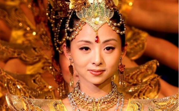 春晚|当年春晚“千手观音”聋哑人领舞，被富豪苦追8年，如今却成了这样