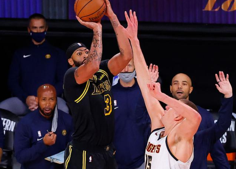 绝杀|湖人最后绝杀的战术布置，TNT解说立刻秒懂讲出来了，国内解说只会喊好球