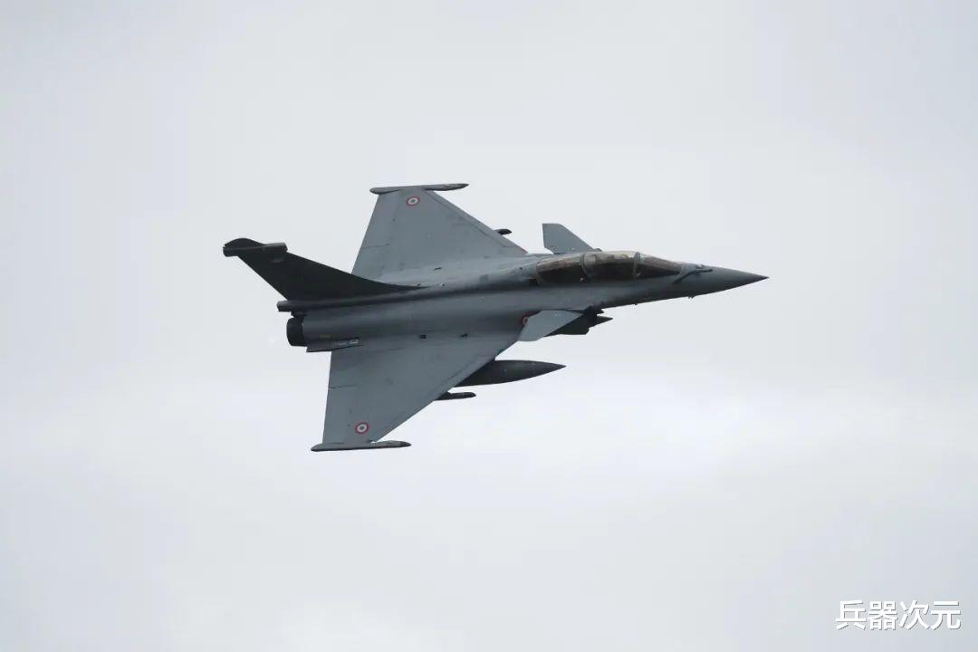 印度空军|印度空军这下尴尬了，花88亿买完阵风战机，突然发现飞行员不够了