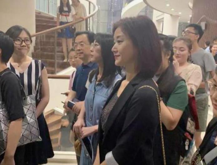 西装■53岁宋祖英西装配波点打底，加入减龄短发美到让人移不开眼！