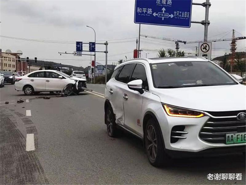 #丰田威驰#比亚迪唐DM和丰田威驰相撞,车主:国产车和日系车安全性差距果然很大!