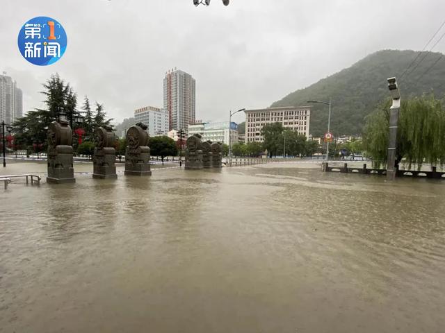 陕视新闻|洪水淹过篮球架！8万多人受灾！未来三天降雨仍持续，西安最低只有18℃