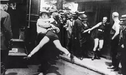 [老照片]21张重口味老照片，画面上的历史最动人！