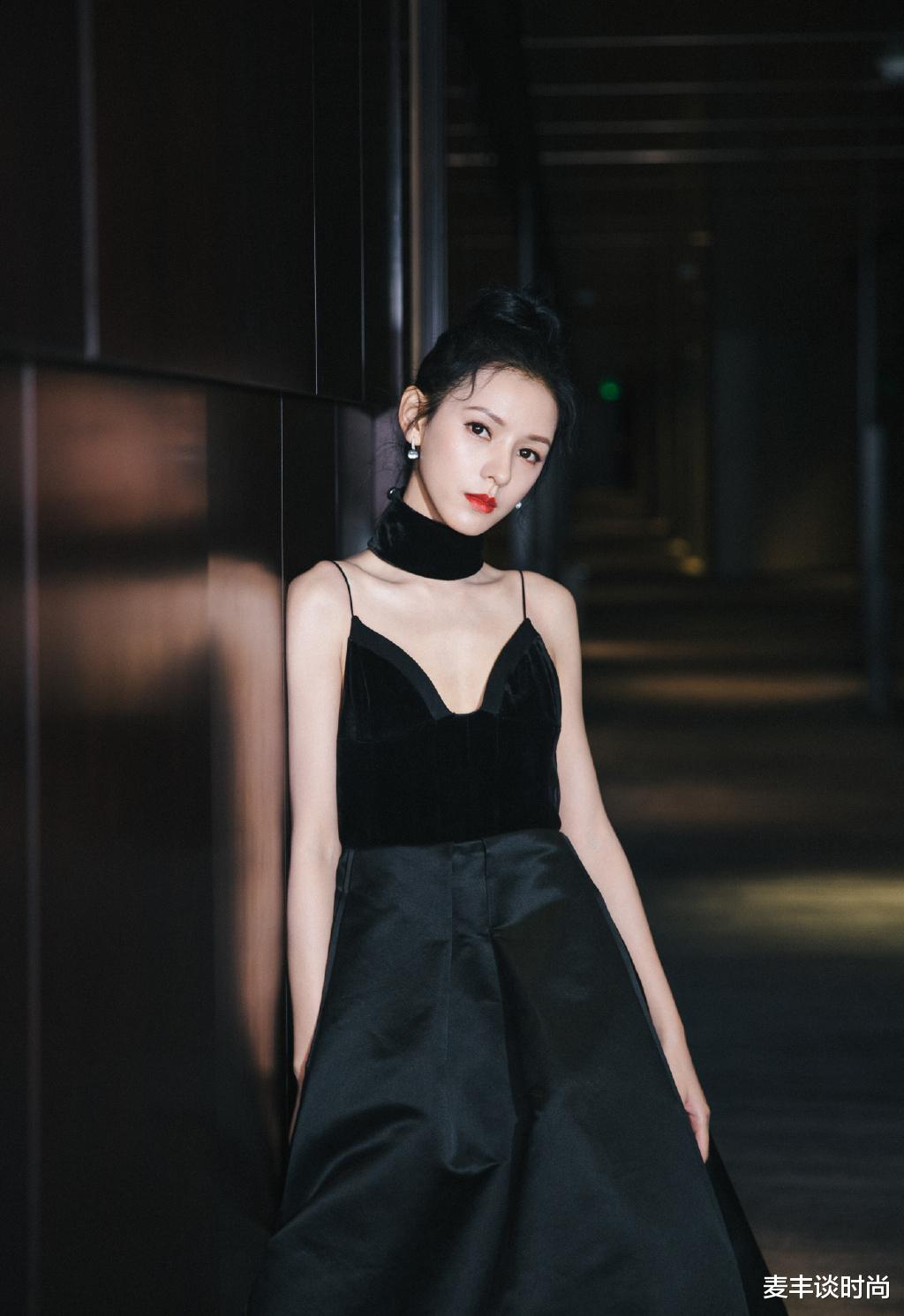 「复古」张予曦大秀美背，穿红色复古裙配高马尾，同框张馨予帅得让人心动