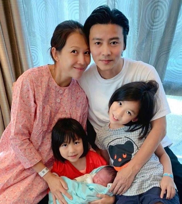|蔡少芬晒出自己的豪宅，香港房子都不带阳台？客厅卧室都是落地窗
