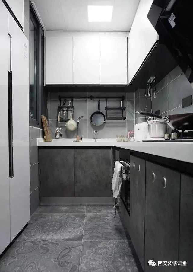 儿童房|90㎡两室变三室，极简黑白灰三口之家