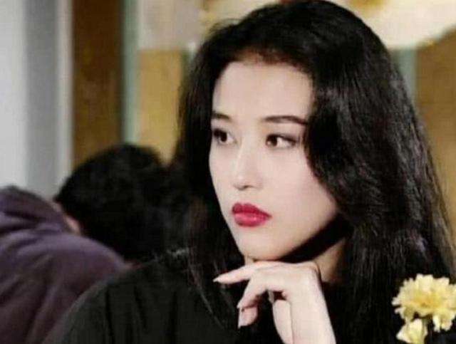 【周海媚】周海媚年轻时的照片，盛世美颜艳压高圆圆，难怪被称最美“周芷若”