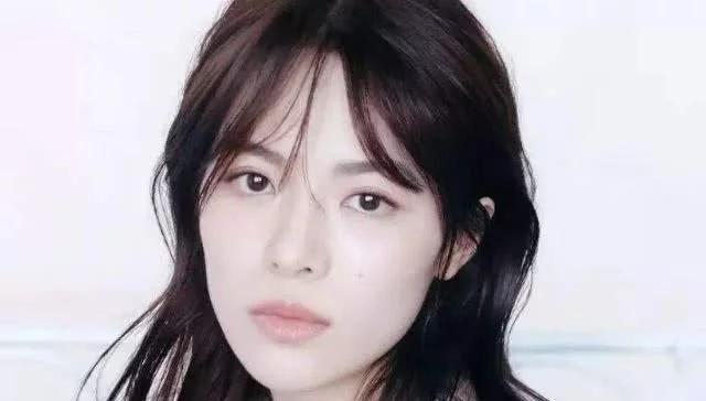 「冯小刚」冯小刚捧红了她,成龙接着捧,洪金宝等着捧,网友:上了船下不来