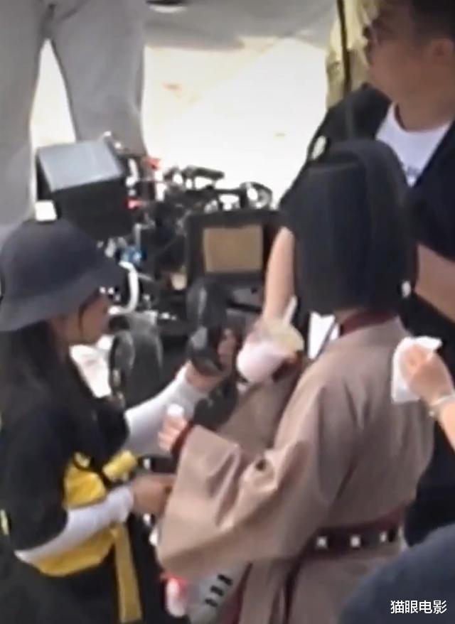 #杨紫#杨紫发福被嘲虎背熊腰，片场奶茶吸不停，新剧造型与原著差距大