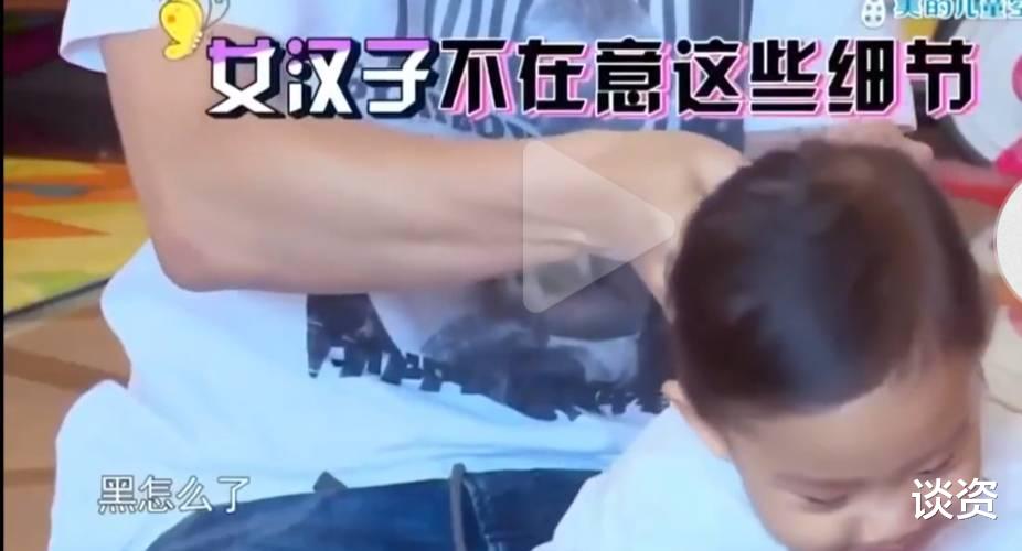 贾云馨|甜馨穿公主裙弹钢琴,8岁登台气定神闲,越来越像妈妈李小璐