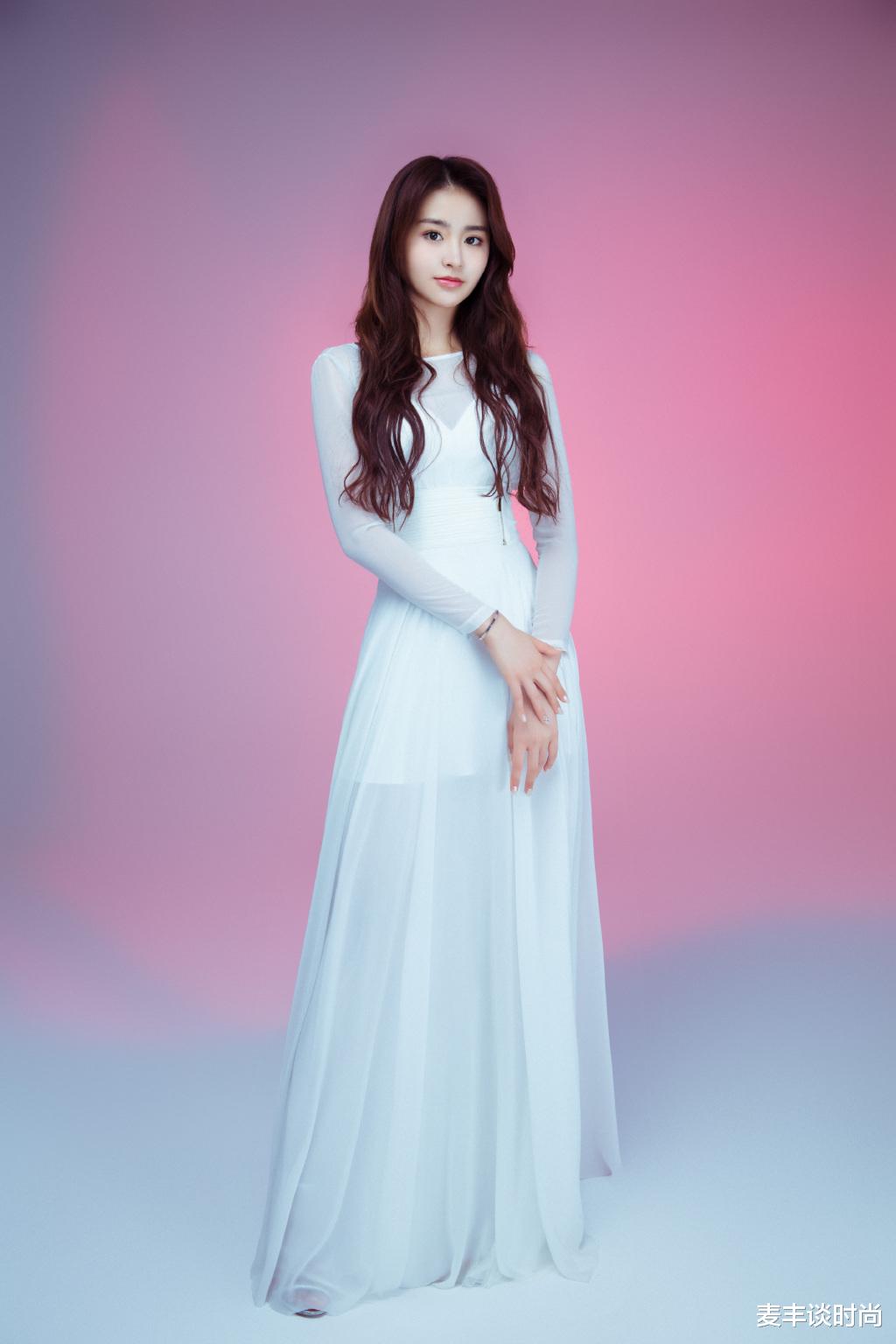 「金子涵」金子涵是真美，红黑撞色造型配微卷长发，芭比娃娃都没这么精致