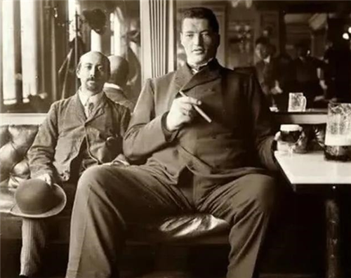 亚当|他前半生是1米22的侏儒,后半生是2米16的巨人,百年来仅此一人