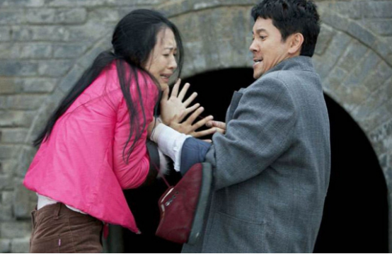 遇到人贩子时，千万别喊“我不认识他”，用这“3招”路人更愿帮你