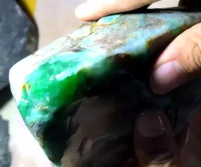 翡翠|100万拿下的?翡翠赌石，一刀切开货主直接跳起来！