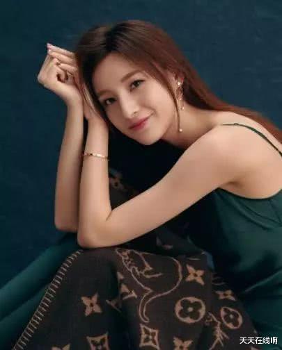 央视|她是央视美女主持，走秀时粉色内裤滑落仍坚持，坦言：谁爱看谁看